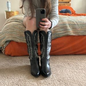 Black high cowgirl boots🤠